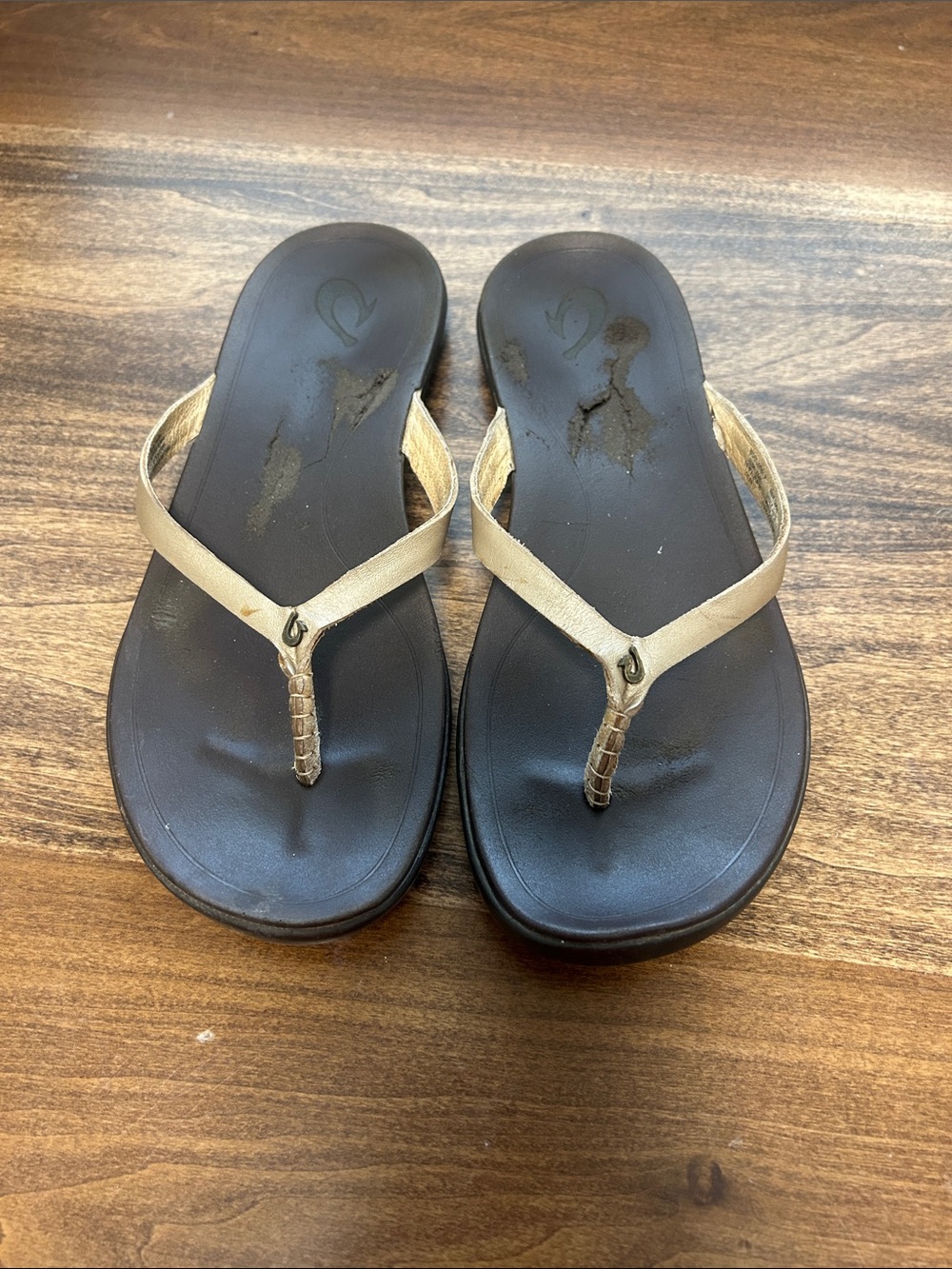 OluKai Women's Thong Sandals in Gold and Black